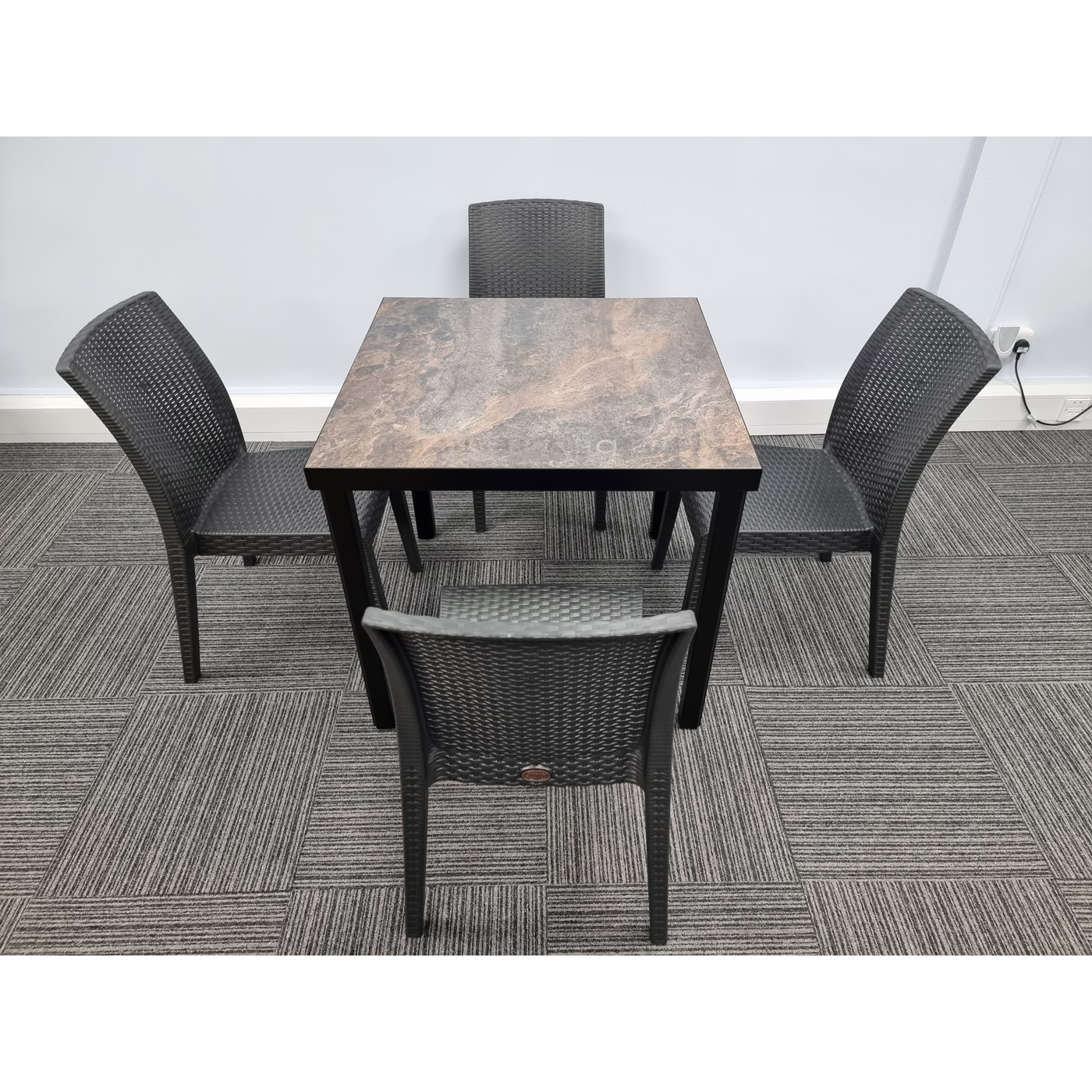 Urban Rust table with 4 Richmond Dining Chairs | Tabilo