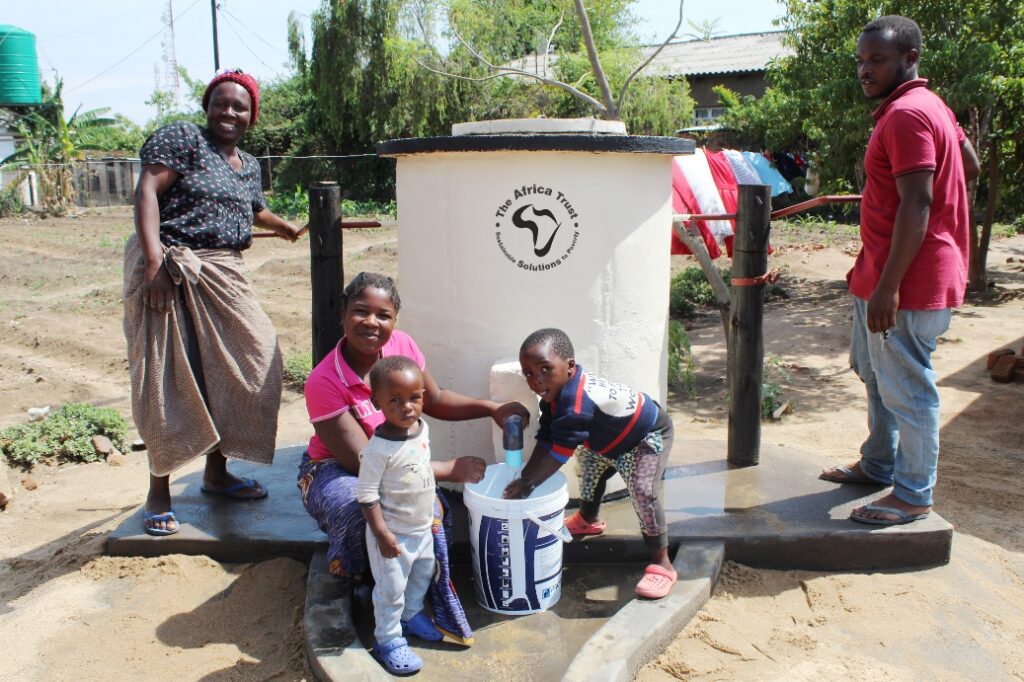 ATLogo E Women Man And Small Children At Elephant Pump